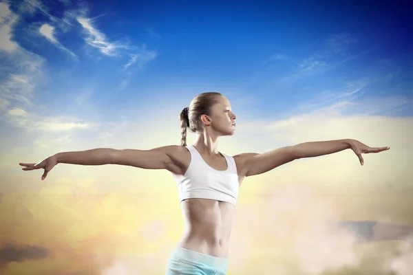 Sportliche junge Frau — Stockfoto