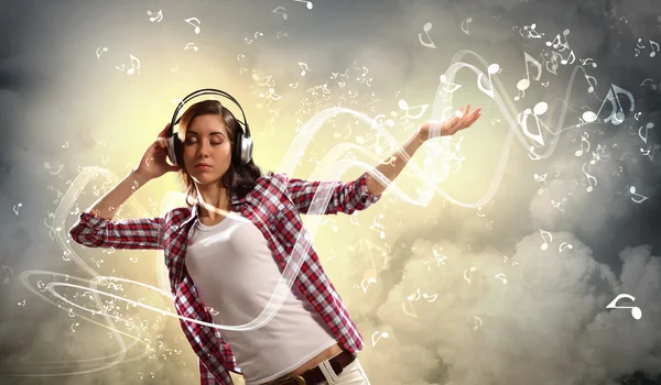 Ung flicka lyssnar på musik — Stockfoto