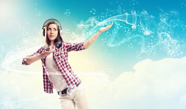 Young girl listens to music — Stock Photo, Image