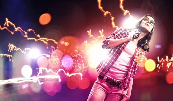 Young girl listens to music — Stock Photo, Image