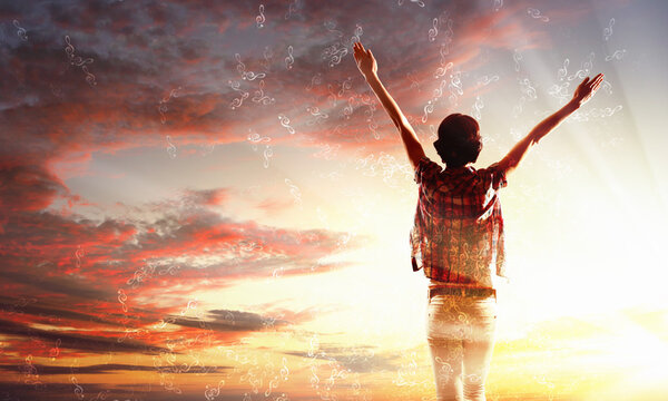 Девушка встречает рассвет
