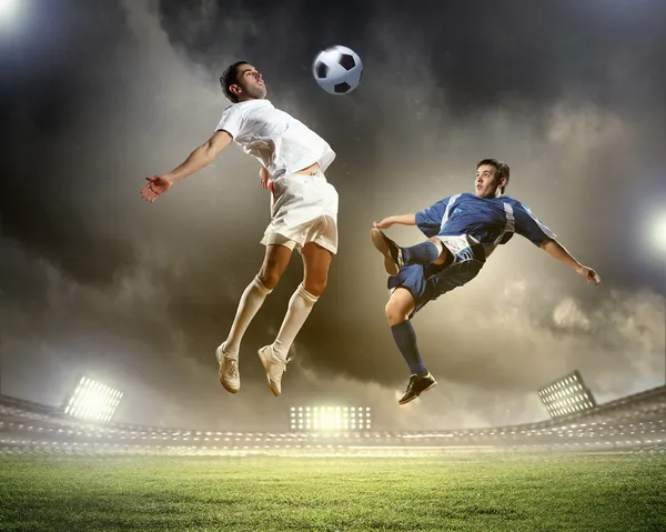 Два футболиста — стоковое фото