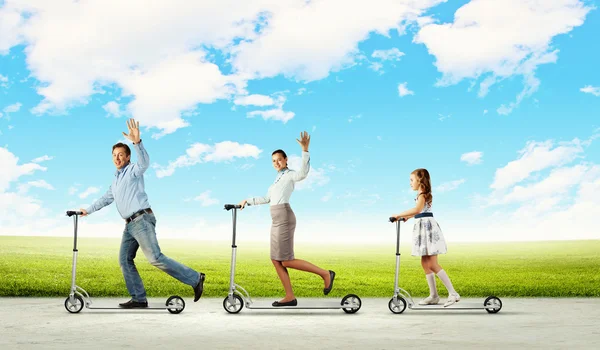 Familia feliz montando en scooter — Foto de Stock