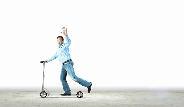 Affärsman ridning scooter — Stockfoto