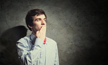 yakışıklı suskun işadamı