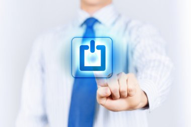 genç adam güç düğmesine basın