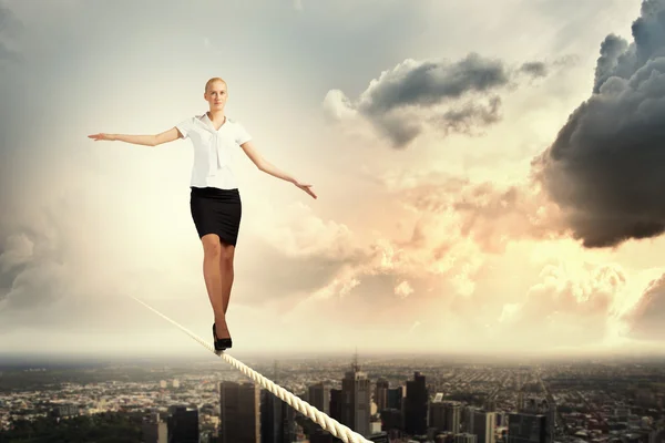 Businesswoman balancing on rope — Stock Photo, Image