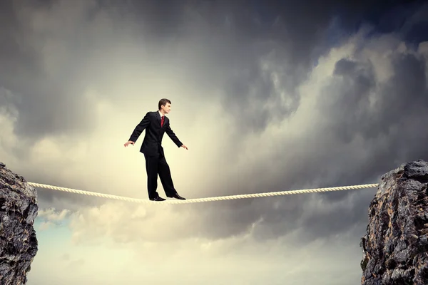 Empresário equilibrando na corda — Fotografia de Stock