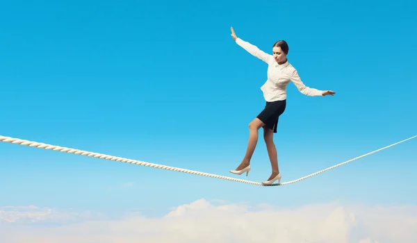 Femme d'affaires équilibrage sur corde — Photo