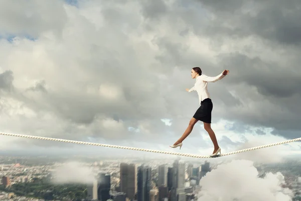 Geschäftsfrau balanciert auf Seil — Stockfoto