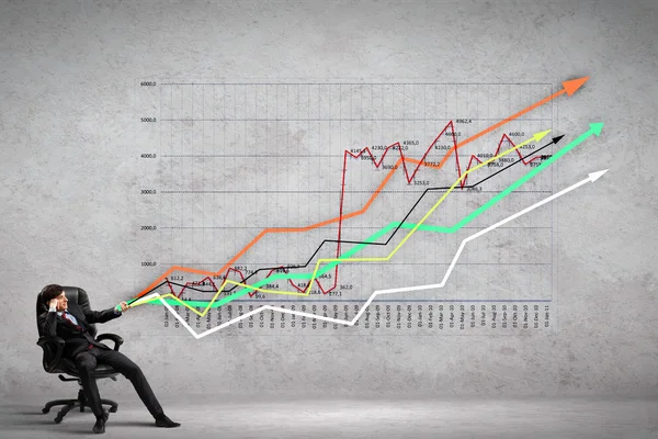 Empresário puxando gráfico — Fotografia de Stock