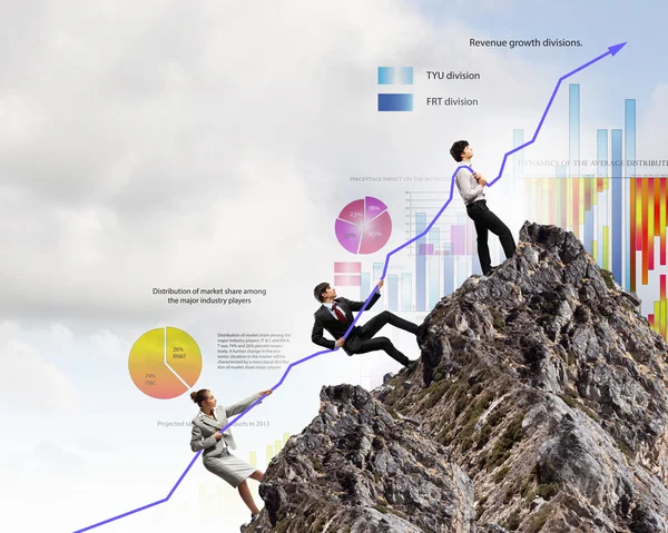 Empresários puxando gráfico — Fotografia de Stock