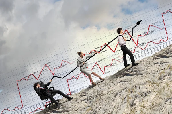 Empresarios tirando gráfico — Foto de Stock