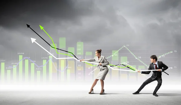 Businesspeople pulling graph — Stock Photo, Image