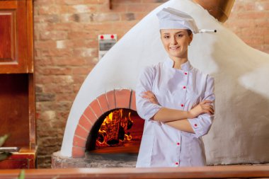 genç kadın aşçı