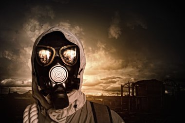 Gaz maskeli adam.