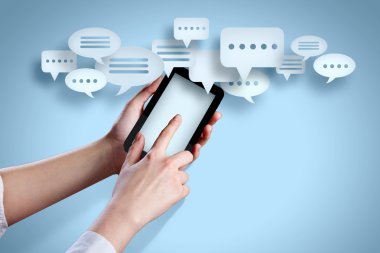 Akıllı telefon elinde.