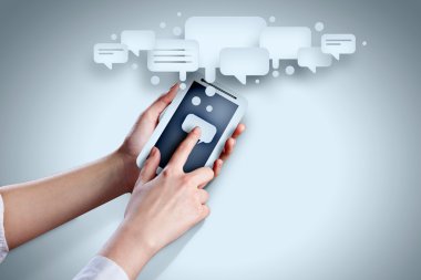 Akıllı telefon elinde.