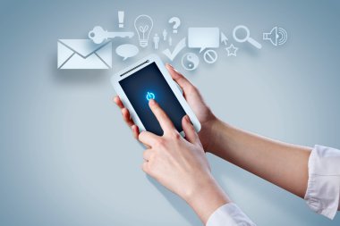 Akıllı telefon elinde.