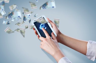 Akıllı telefon elinde.