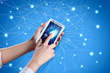 Akıllı telefon elinde.