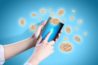 Akıllı telefon elinde.