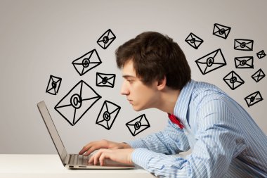 Bilgisayarlı genç adam