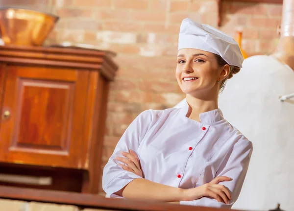 Genç kadın aşçı — Stok fotoğraf