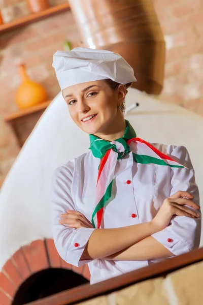 Jeune femme cuisinier — Photo