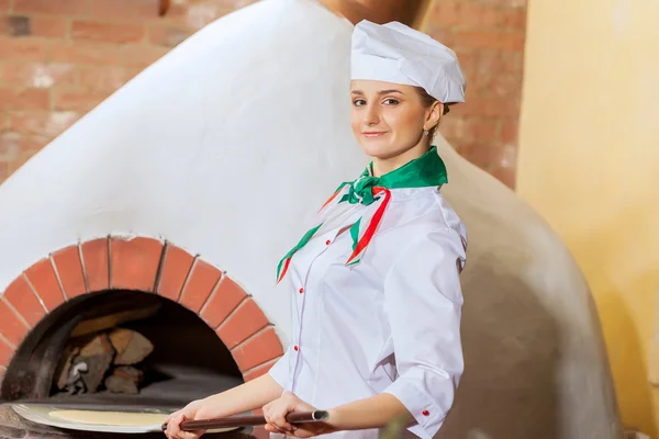 Jonge vrouw cook — Stockfoto