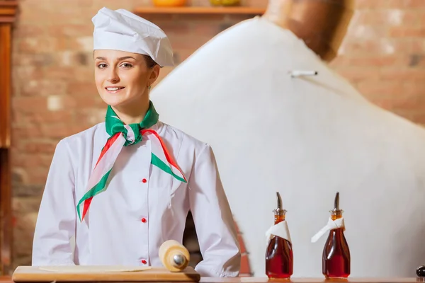 Jonge vrouw cook — Stockfoto