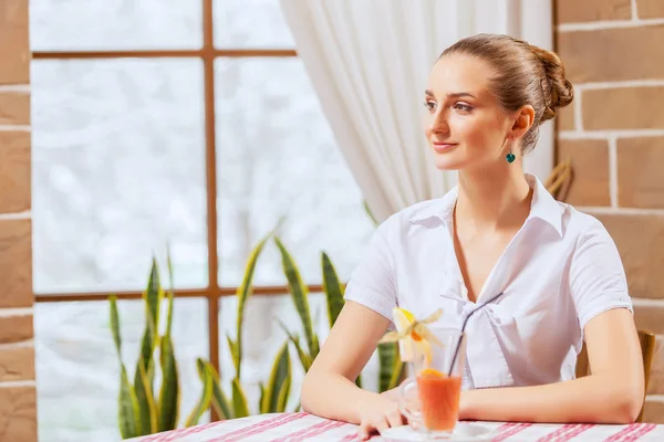 Vacker kvinna i café — Stockfoto