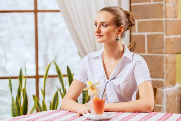 Mujer bonita en la cafetería — Foto de Stock