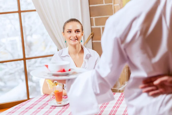 Mujer bonita en la cafetería — Foto de Stock