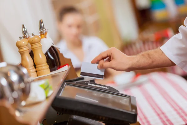 Primo piano delle mani del cassiere — Foto Stock