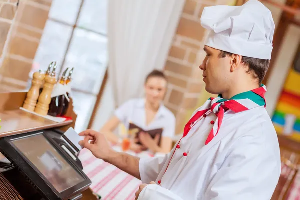 Chef-kok in café — Stockfoto