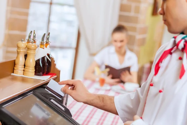 Chef-kok in café — Stockfoto