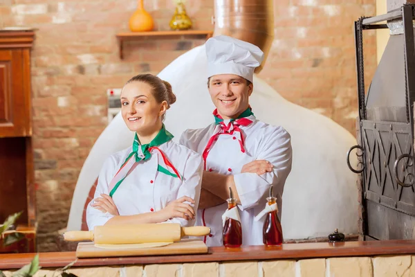 Portret van twee koks met gekruiste armen — Stockfoto