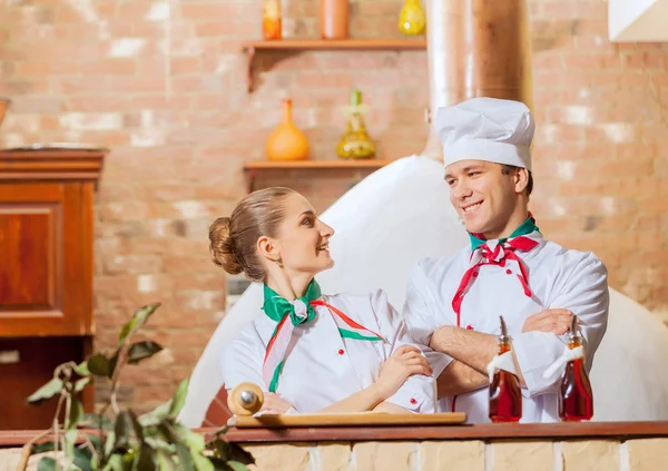 Portret van twee koks met gekruiste armen — Stockfoto
