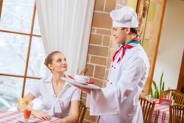 Jonge vrouw in restaurant — Stockfoto