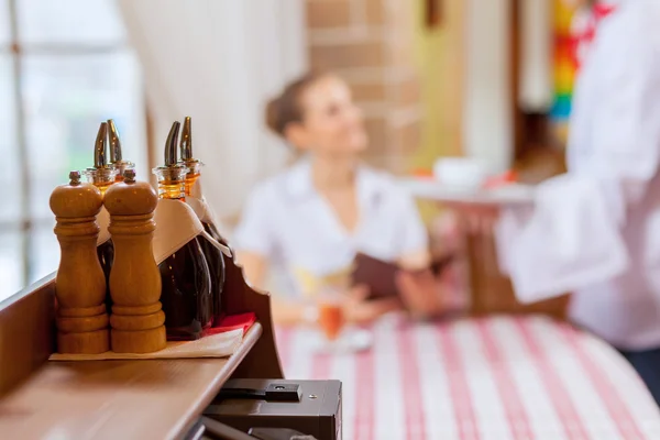 Junge Frau im Restaurant — Stockfoto