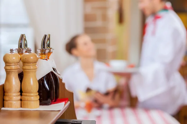 Jonge vrouw in restaurant — Stockfoto