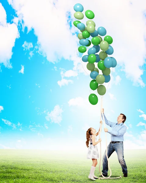 Familia feliz con globos — Foto de Stock