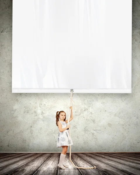 Kleines Mädchen zieht Banner — Stockfoto