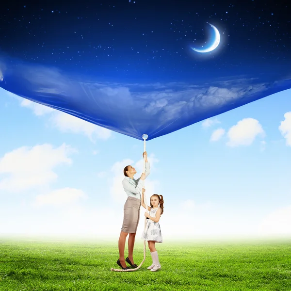 Family pulling banner — Stock Photo, Image