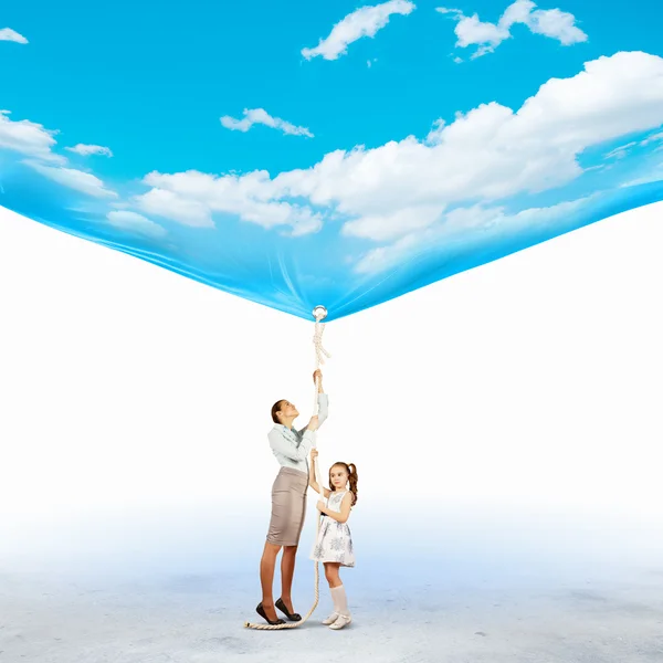 Family pulling banner — Stock Photo, Image