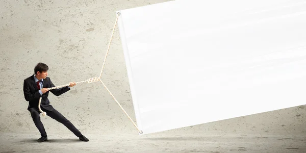 Empresario tirando de pancarta — Foto de Stock