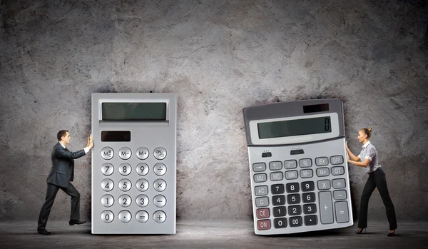 Empresários com grandes calculadoras — Fotografia de Stock