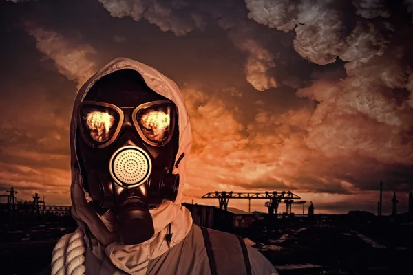 Uomo in maschera antigas — Foto Stock