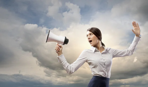 Empresária gritando em megafone — Fotografia de Stock